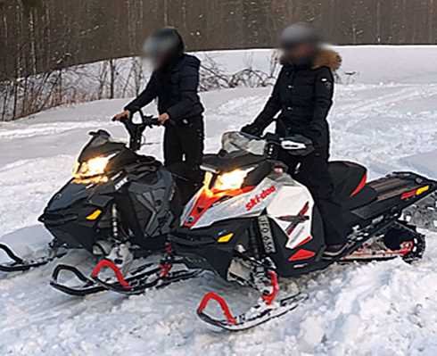 Två snöskotrar svart Lynx Boondocker 3900 600 E-TEC och vit Ski Doo Renegade BC 800 stulna i Blyberg, Älvdalen
